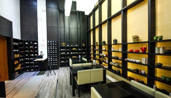 Arteas boutique entrance wall
